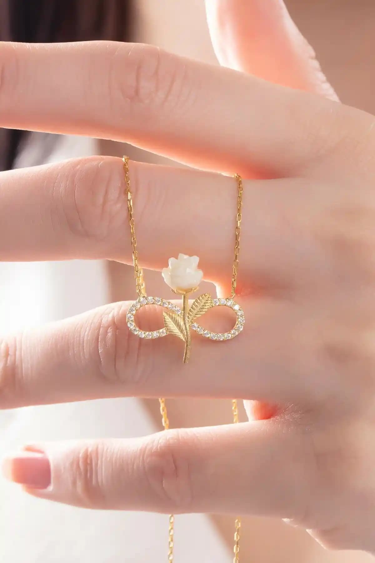 Bilsen Store 925 Ayar Gümüş Zincirli Beyaz Gül Sonsuzluk Model Kolye
