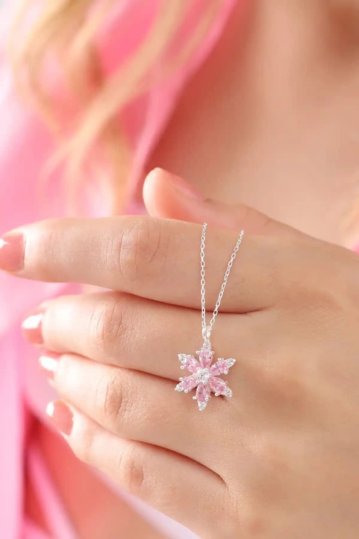 Bilsen Store Pembe Damla ve Zümrüt Taşlı Kolye Karşılaştırması