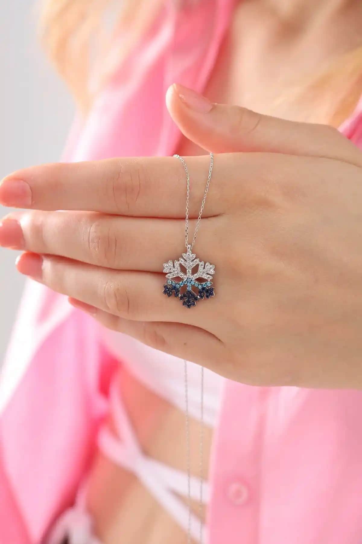 Bilsen Store ve Lucente Jewellery Kar Tanesi Kolye Karşılaştırması: Tasarım, Malzeme ve Kullanım Özellikleri