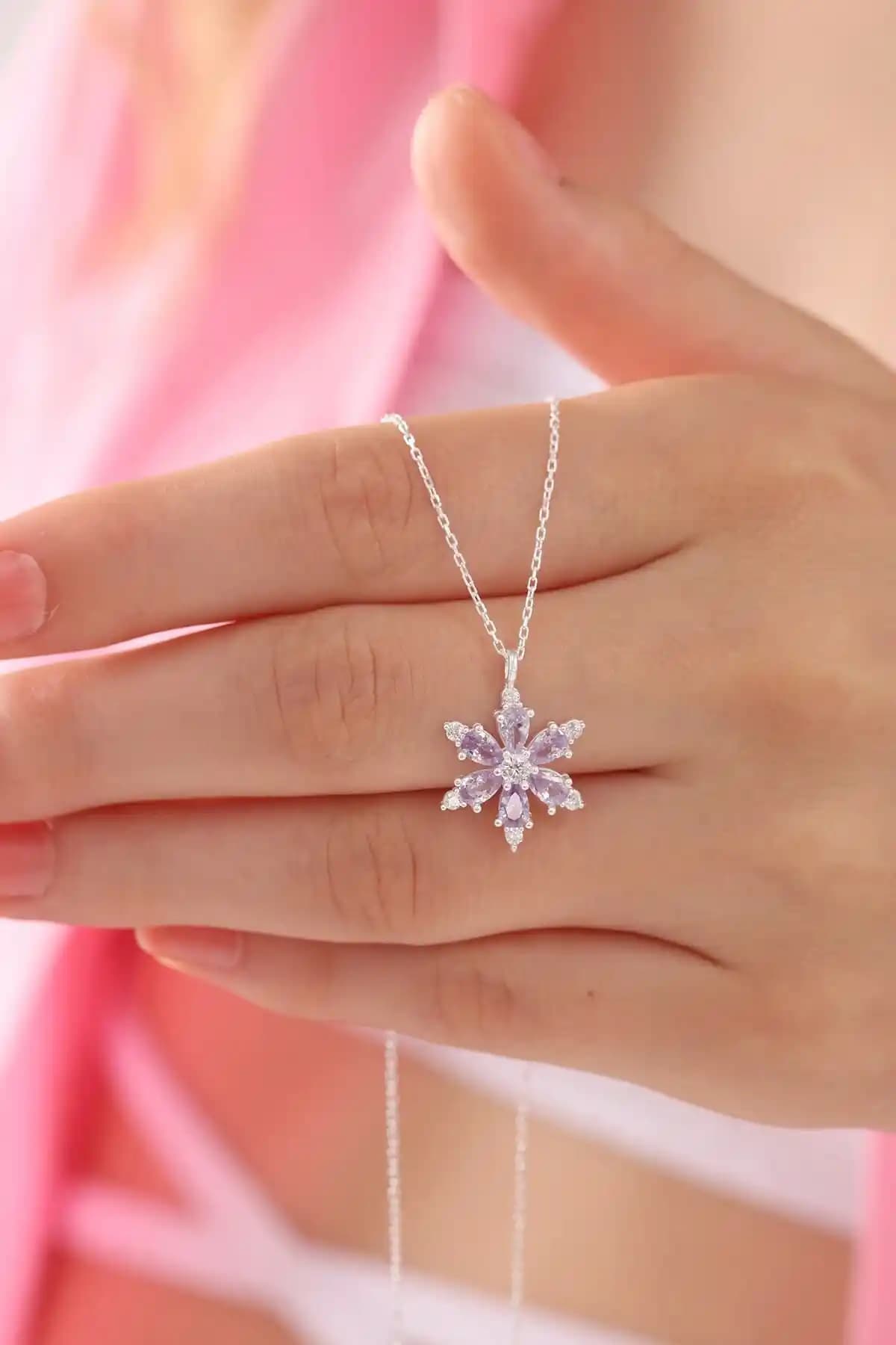 Bilsen Store ve Lucente Jewellery Mor Lotus Kolye Karşılaştırması ve Hangi Model Daha Uygun