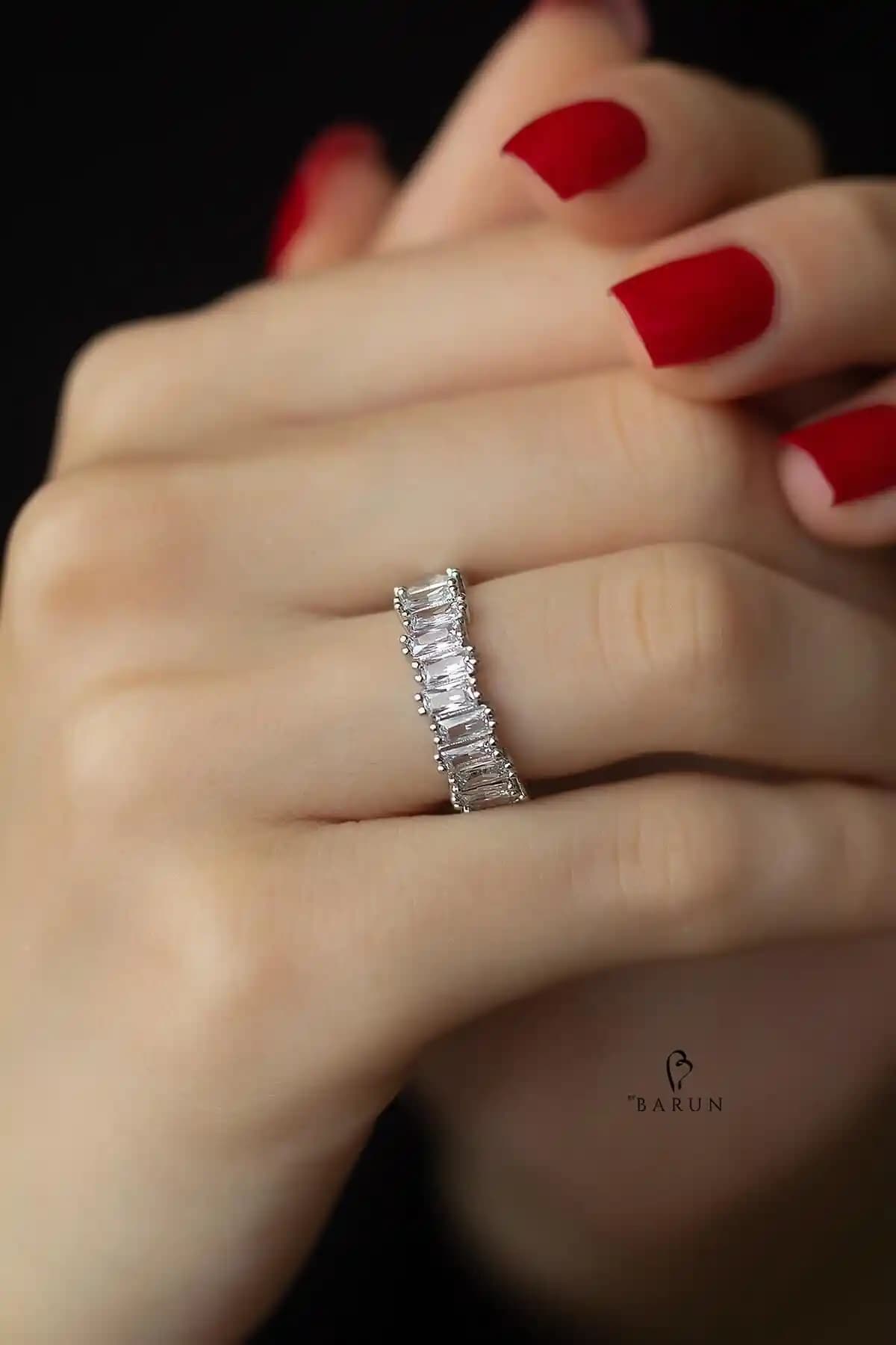 By Barun Silver Baget Yüzük: Modern Tasarım ve Parlaklıkla Zarif Aksesuar