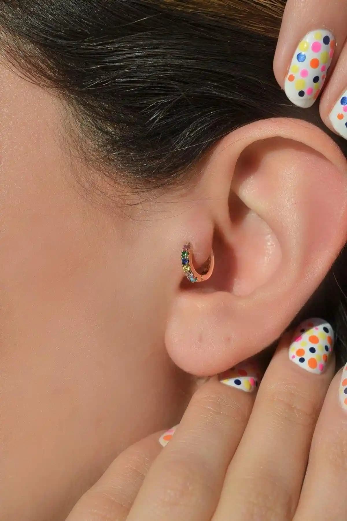 Çok Renkli Halka Tragus Piercing: Şık ve Dayanıklı Kıkırdak Aksesuarı