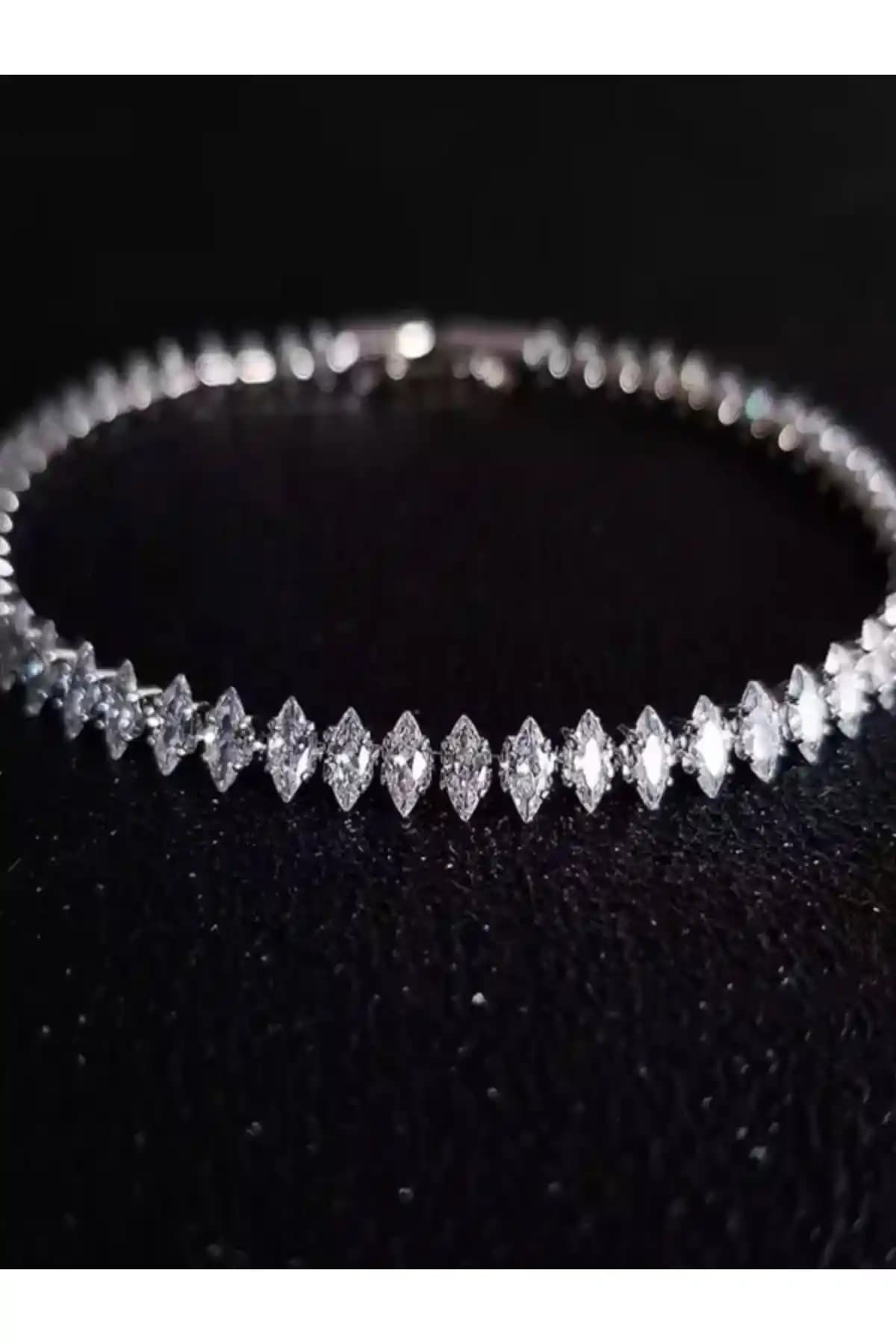 Demokan Kadın Mekik Taş Su Yolu Bileklik: Zarif ve Modern Takı Tasarımı