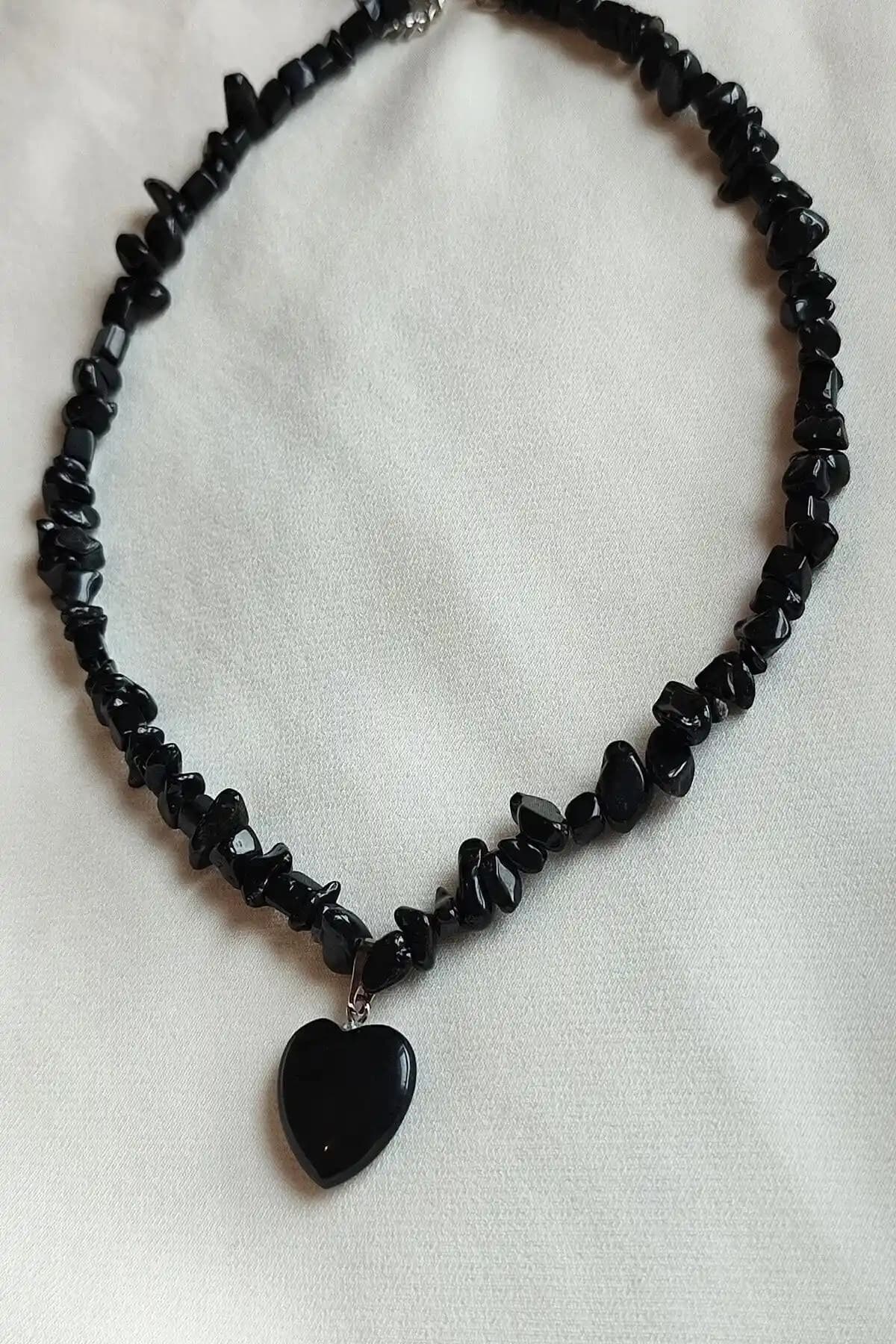 Doğal Taş Kolye Karşılaştırması: Oniks ve Ametist Tasarımların Özellikleri