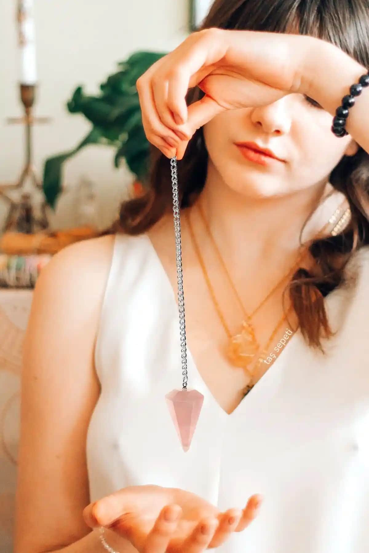 Doğal Taş Ürünleri Karşılaştırması: Pembe Kuvars Sarkaç ve Pozitif Enerji Bileklikleri