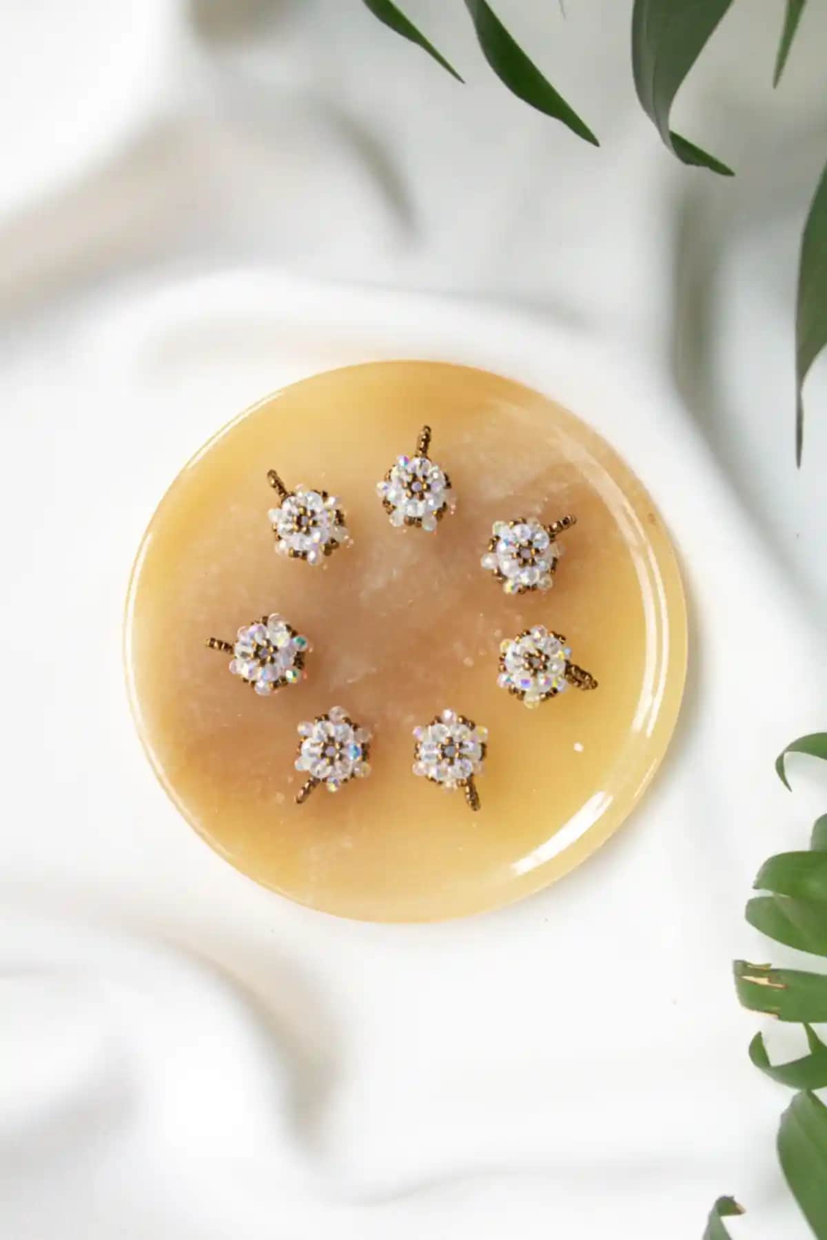 EDLIKE Beyaz El Yapımı Koruyucu Cevşen Kolye: Manevi Güç ve Estetik Bir Takı Seçeneği