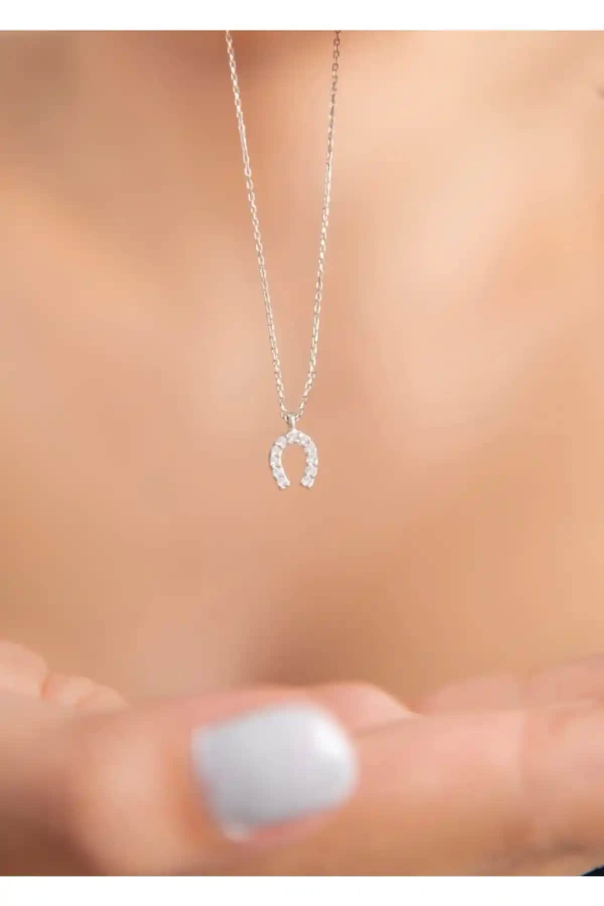 Elika Silver Kadın Gümüş Kolye Karşılaştırması: At Nalı ve Yusufçuk Modelleri