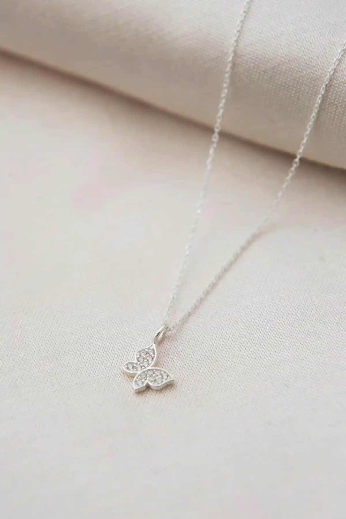 Elika Silver Kadın Kolye Karşılaştırması: Kelebek ve Yıldız Detaylı Modellerin Özellikleri