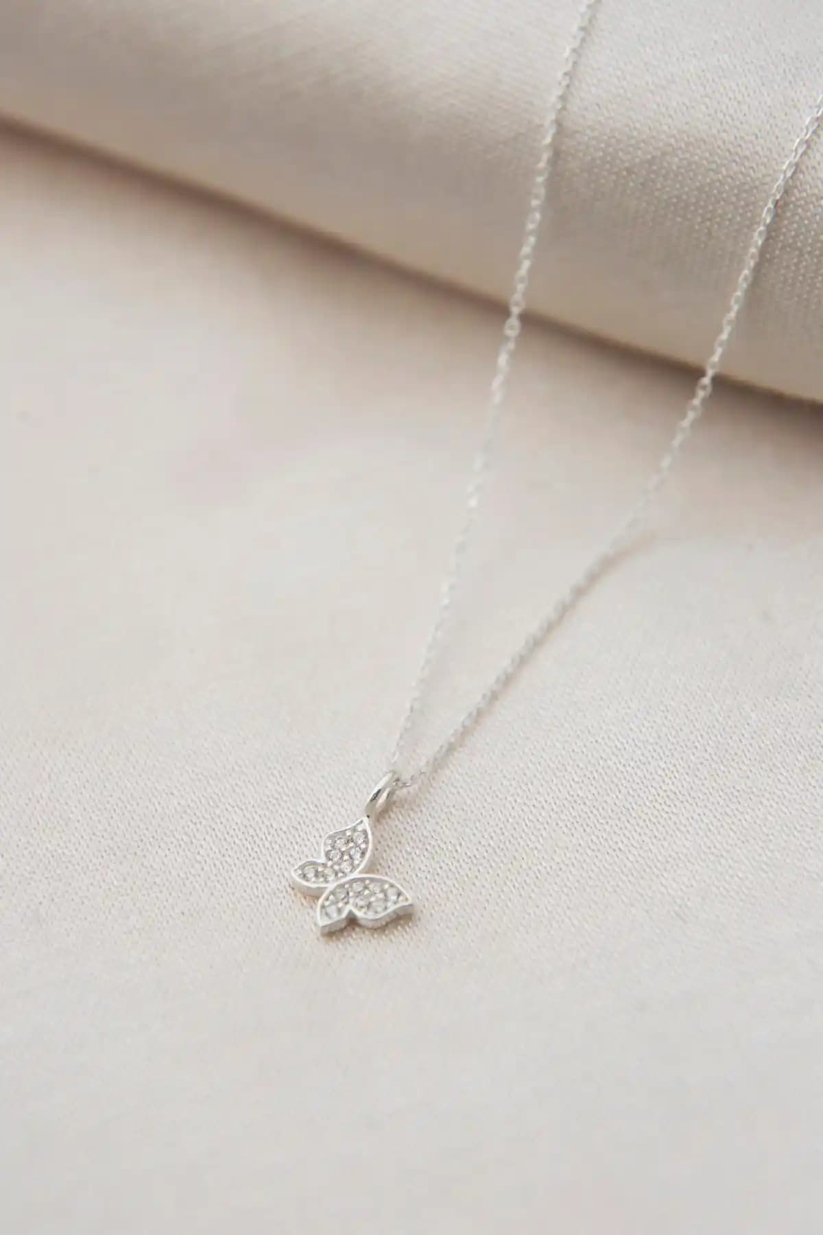 Elika Silver Kadın Kolye Karşılaştırması: Kelebek ve Yıldız Detaylı Modellerin Özellikleri