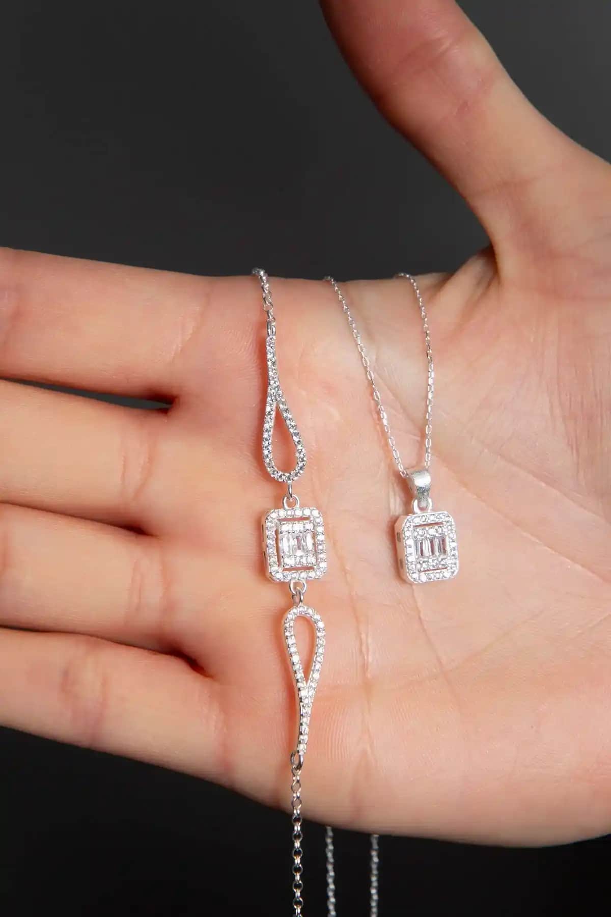 Elika Silver Kadın Takı Setleri Karşılaştırması: Baget ve Çiçek Modelleri Analizi