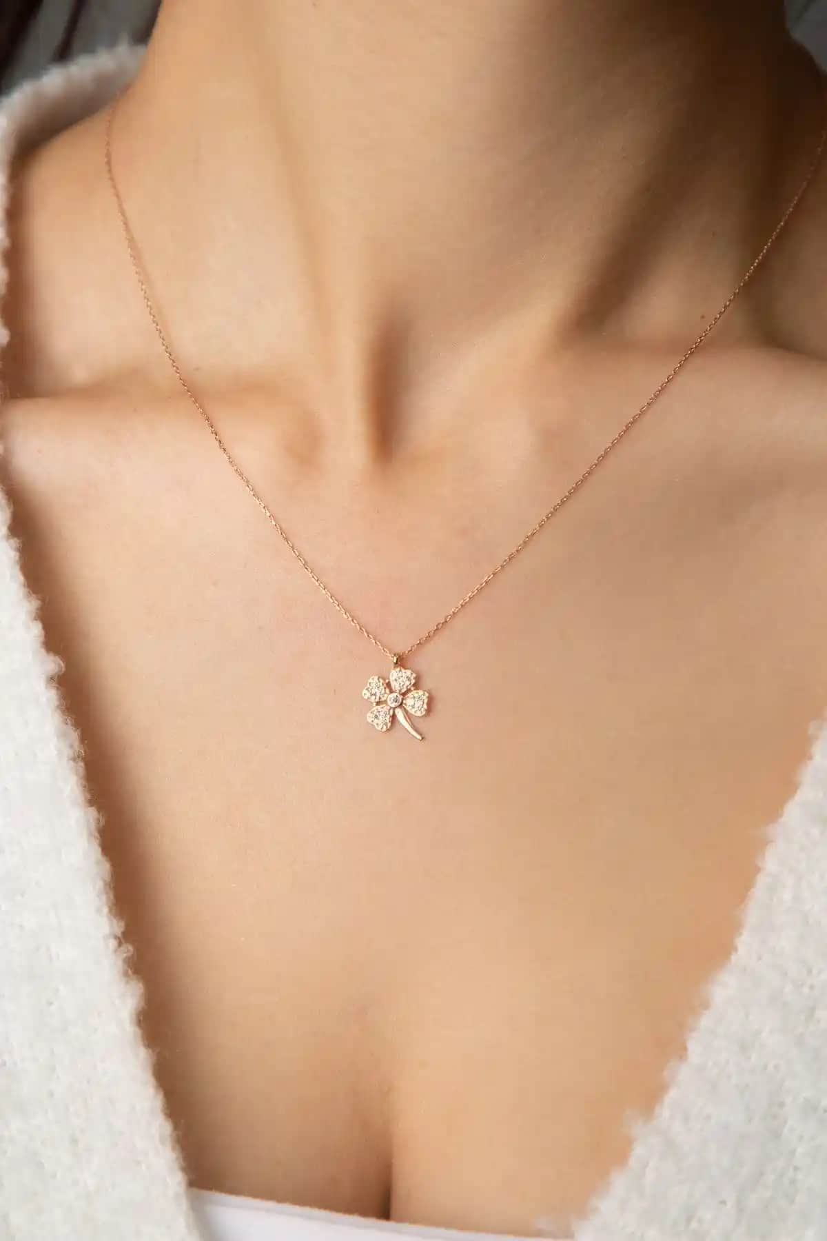 Elika Silver ve Lucente Jewellery Kolye Karşılaştırması: Tasarım ve Kalite Analizi