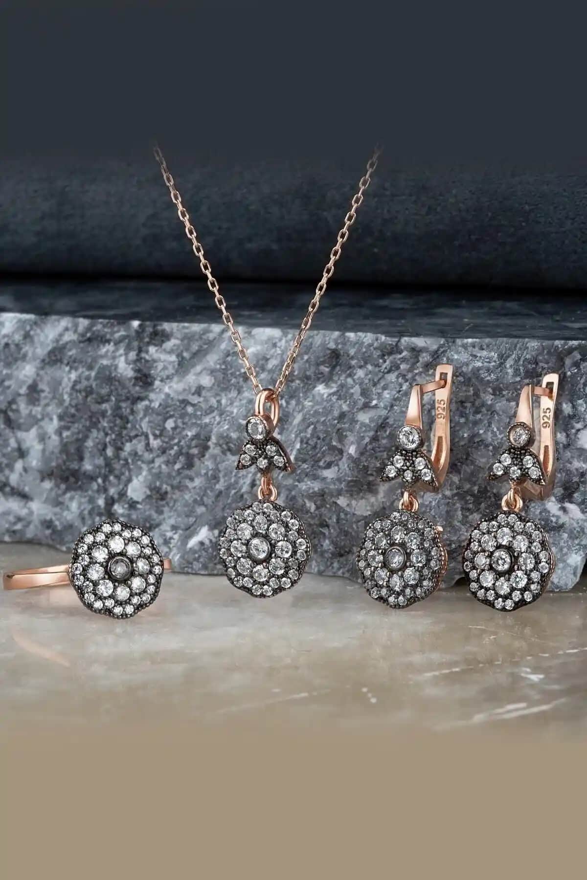 Elmas Montürü Gülsü Gül Modeli ve Ametist Taşlı Takı Setleri Karşılaştırması