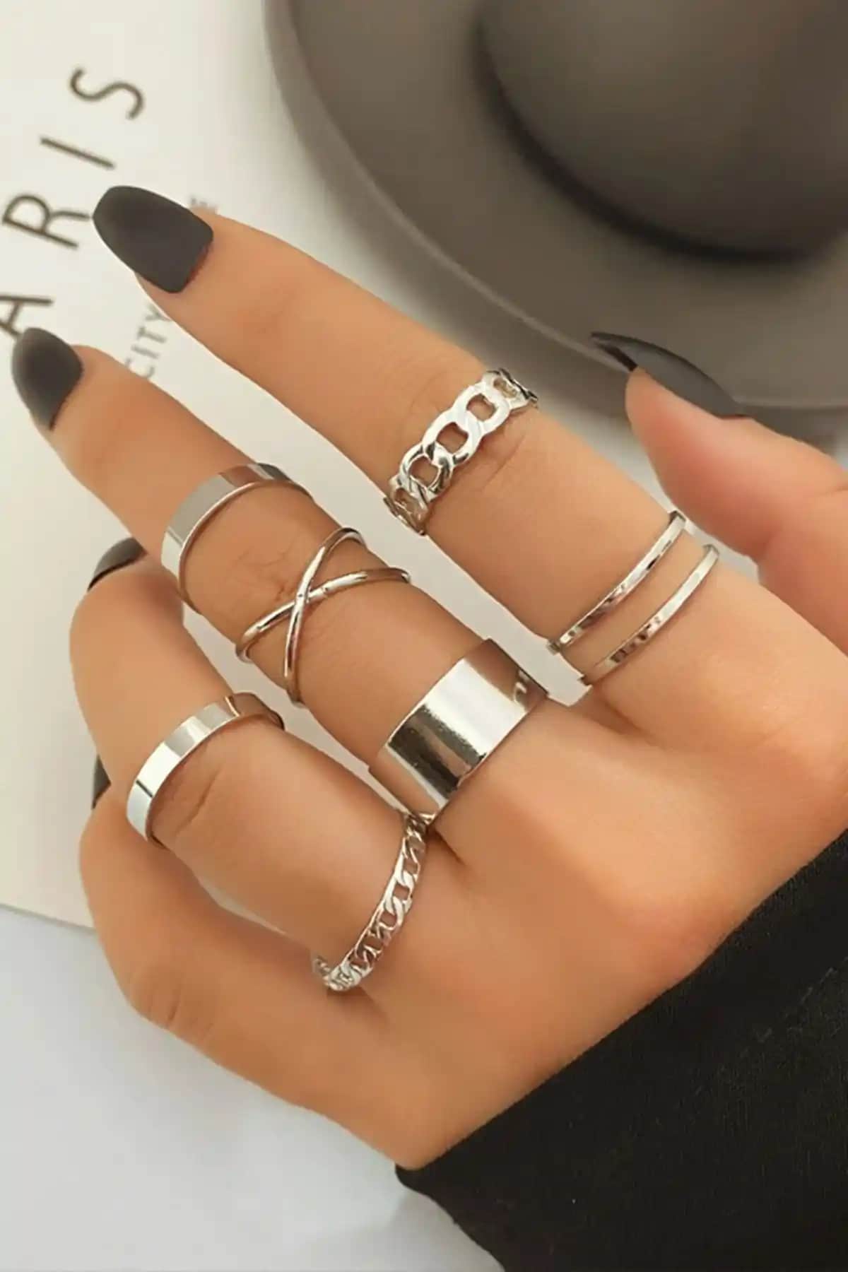 Ervalina 8'li Tasarım Yüzük Seti Kadınlar İçin Şık ve Çok Yönlü Aksesuar Seçeneği