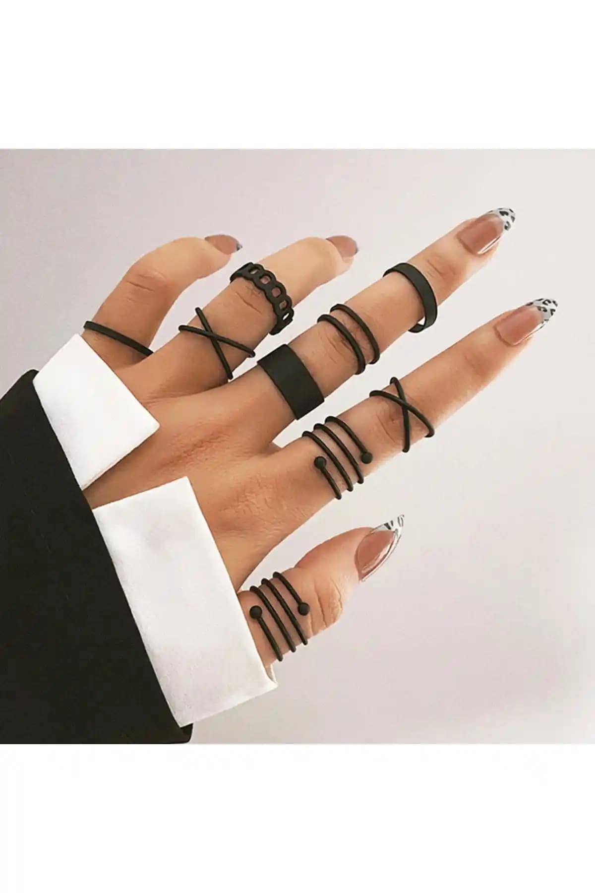 Ervalina 9'lu Siyah Renk Kombin Yüzük Seti: Şıklık ve Dayanıklılık Bir Arada