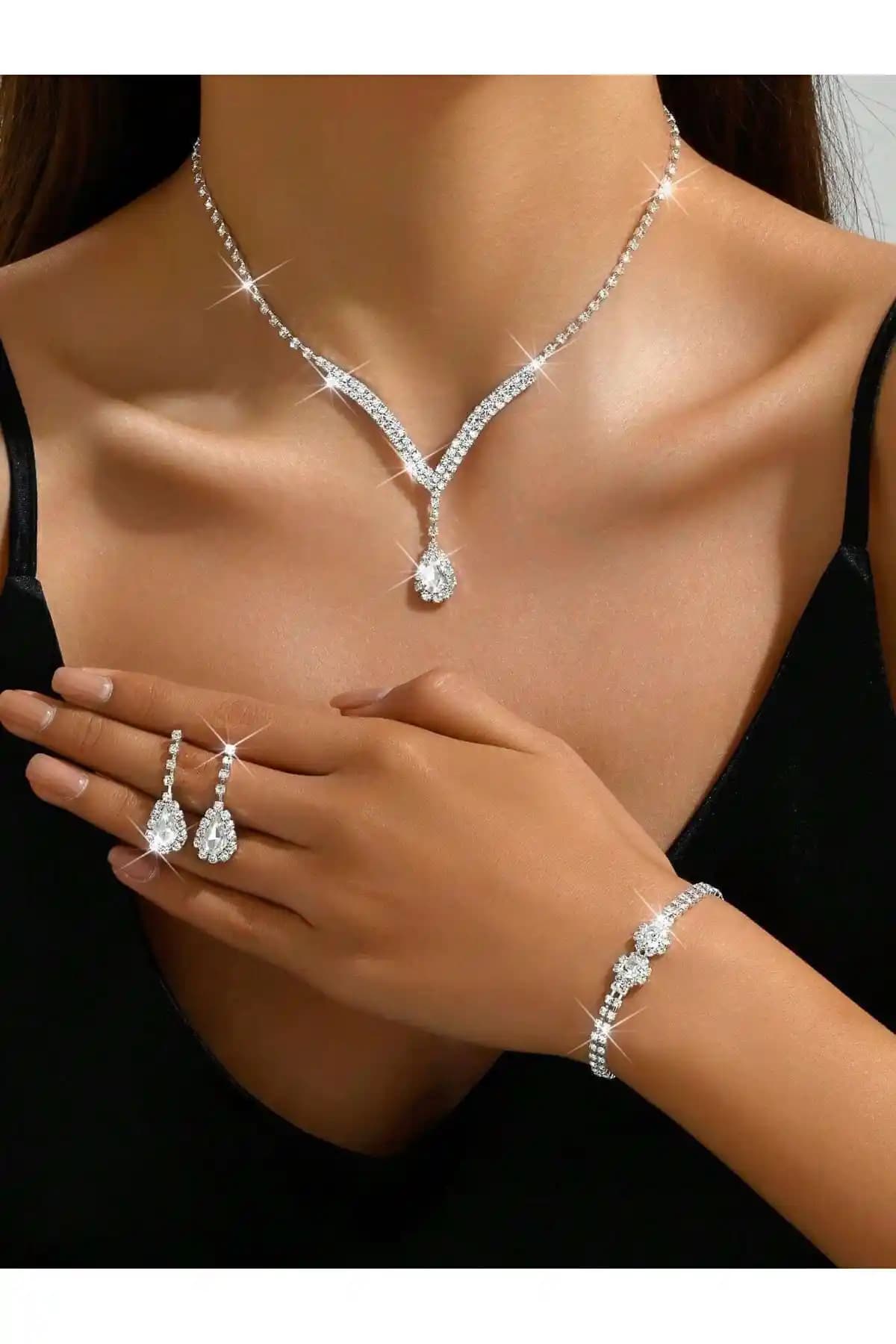 Estilo Lingerie ve HUBANN Takı Setleri Karşılaştırması: Şıklık ve Zarafet Analizi