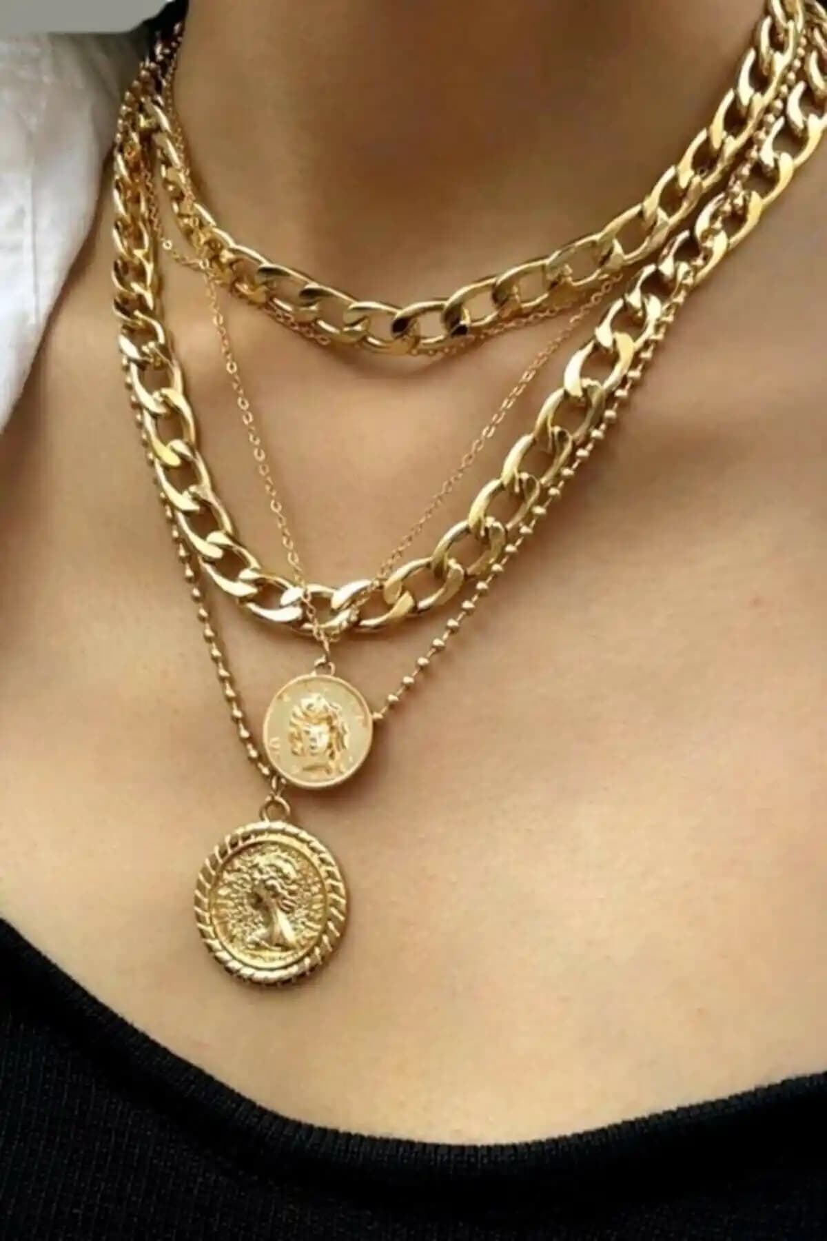 ESUSO 4'lü Madalyon Zincir Kolye: Zarif ve Şık Altın Kaplama Tasarım
