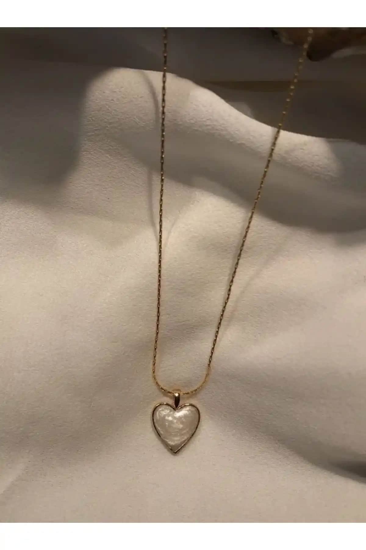 Fiamoss Sedefli Kalp Kolye: Zarif ve Şık Tasarımıyla Günlük ve Özel Kullanım İçin