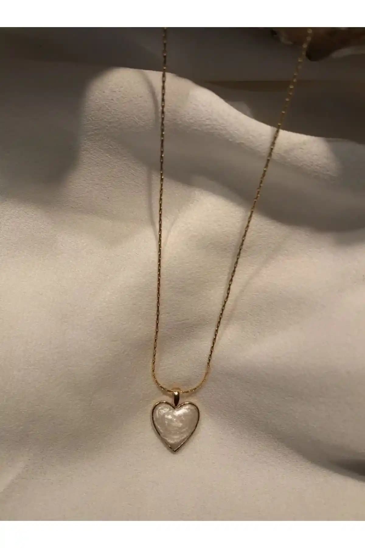 Fiamoss Sedefli Kalp Kolye: Zarif ve Şık Tasarımıyla Günlük ve Özel Kullanım İçin