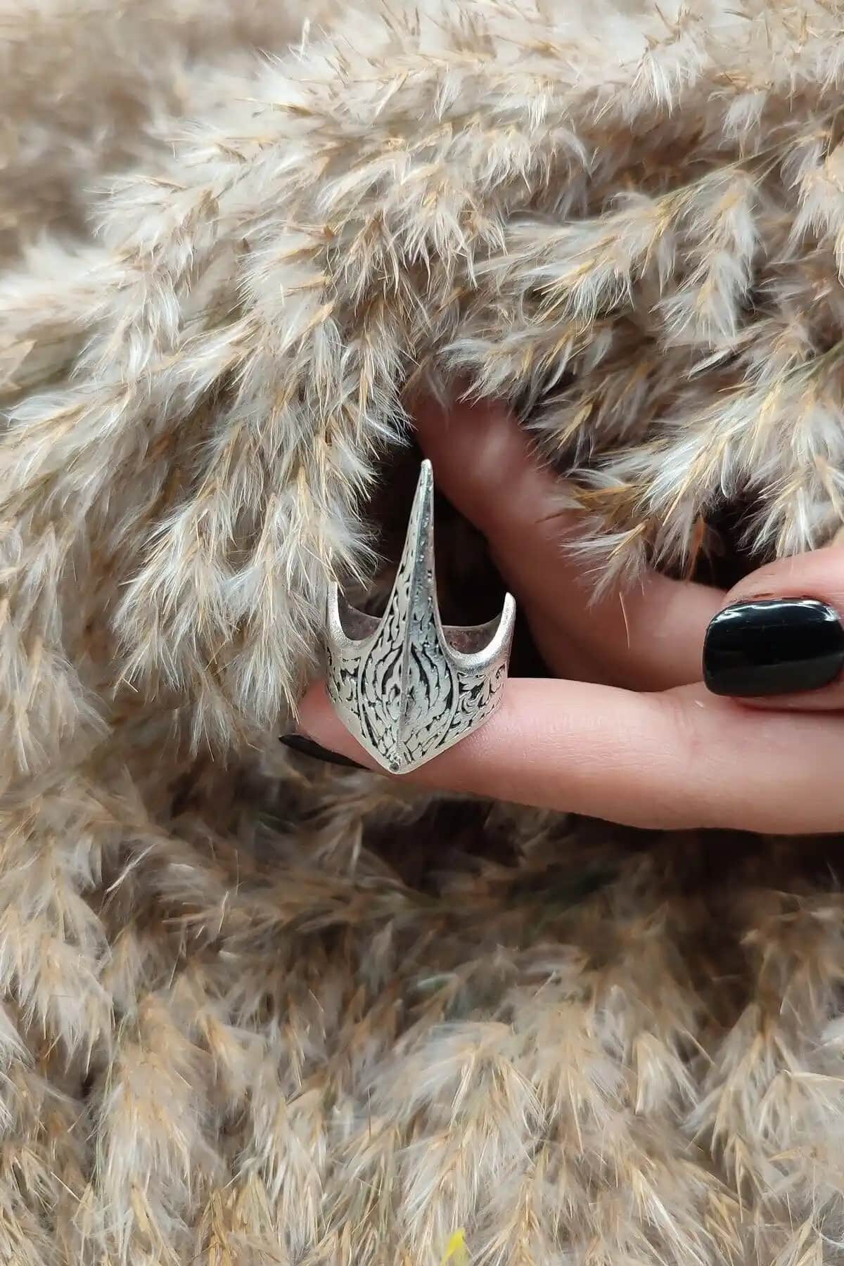 Geleneksel ve Modern Detaylara Sahip Gümüş Kaplama Okçu Yüzüğü