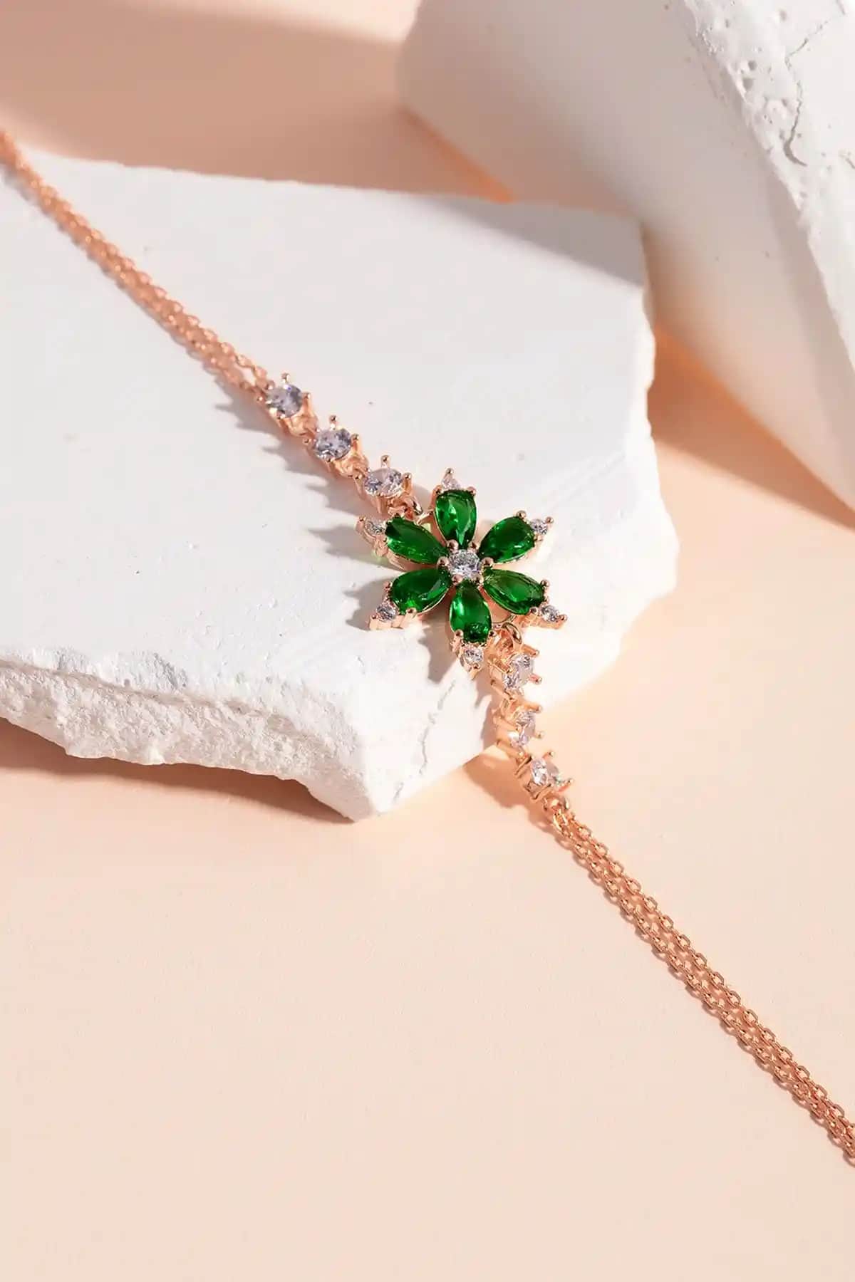 Gümüş Bileklik Karşılaştırması: Yeşil Nergis ve Manolya Çiçeği Tasarımları