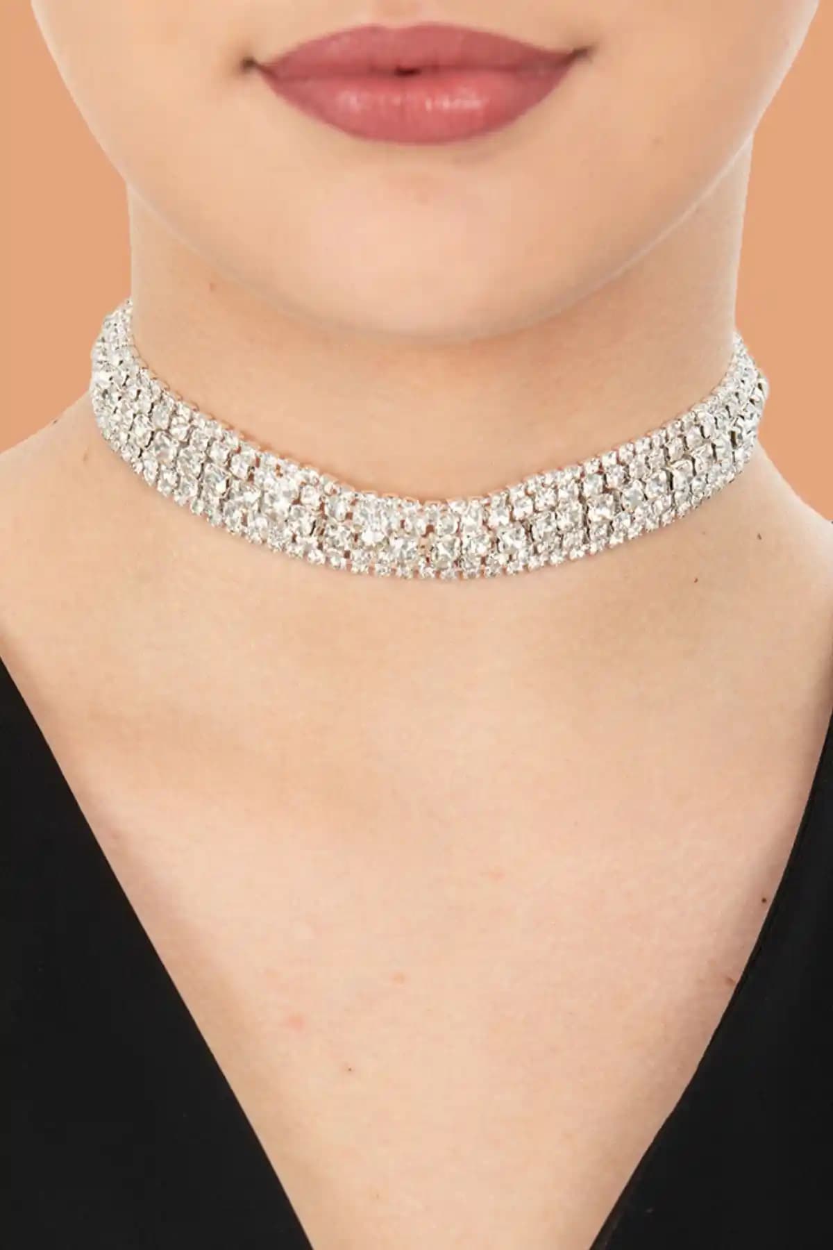 Gunbaz Kadın Taşlı Choker Kolye Şıklık ve Zarafetin Modern Simgesi