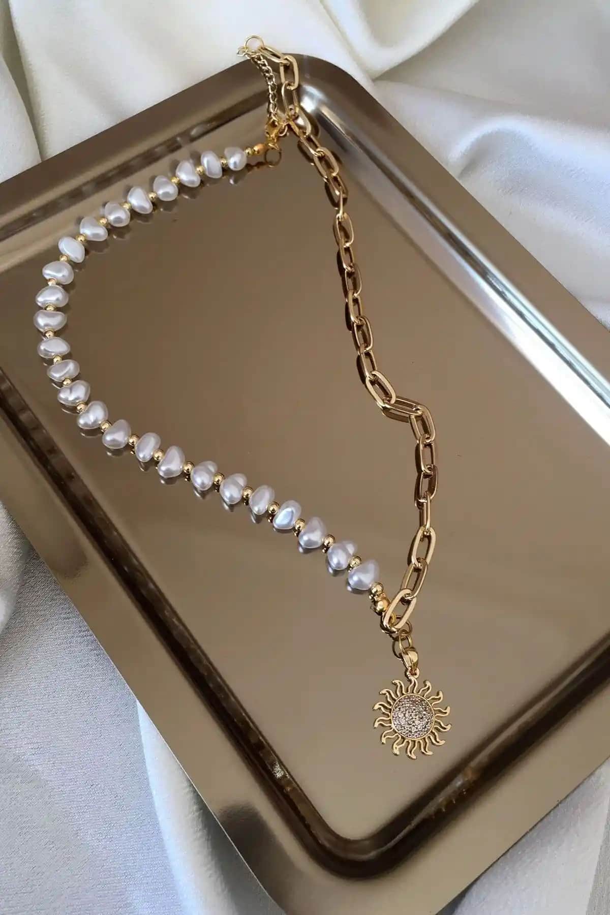 Histakı Ayarlanabilir İncili Güneş Uçlu Kolye Modern ve Zarif Tasarım Özellikleriyle