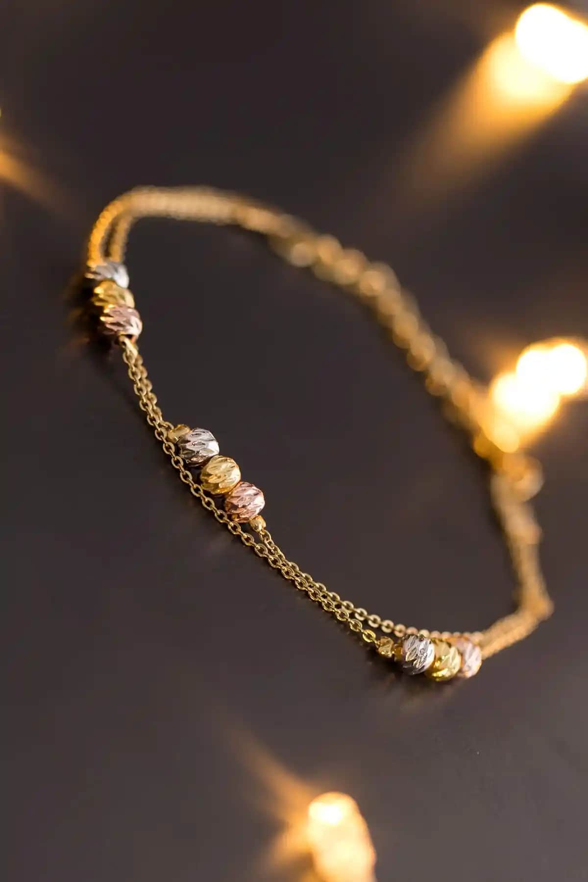 İki farklı bileklik modeli karşılaştırması: şıklık ve dayanıklılık özellikleri