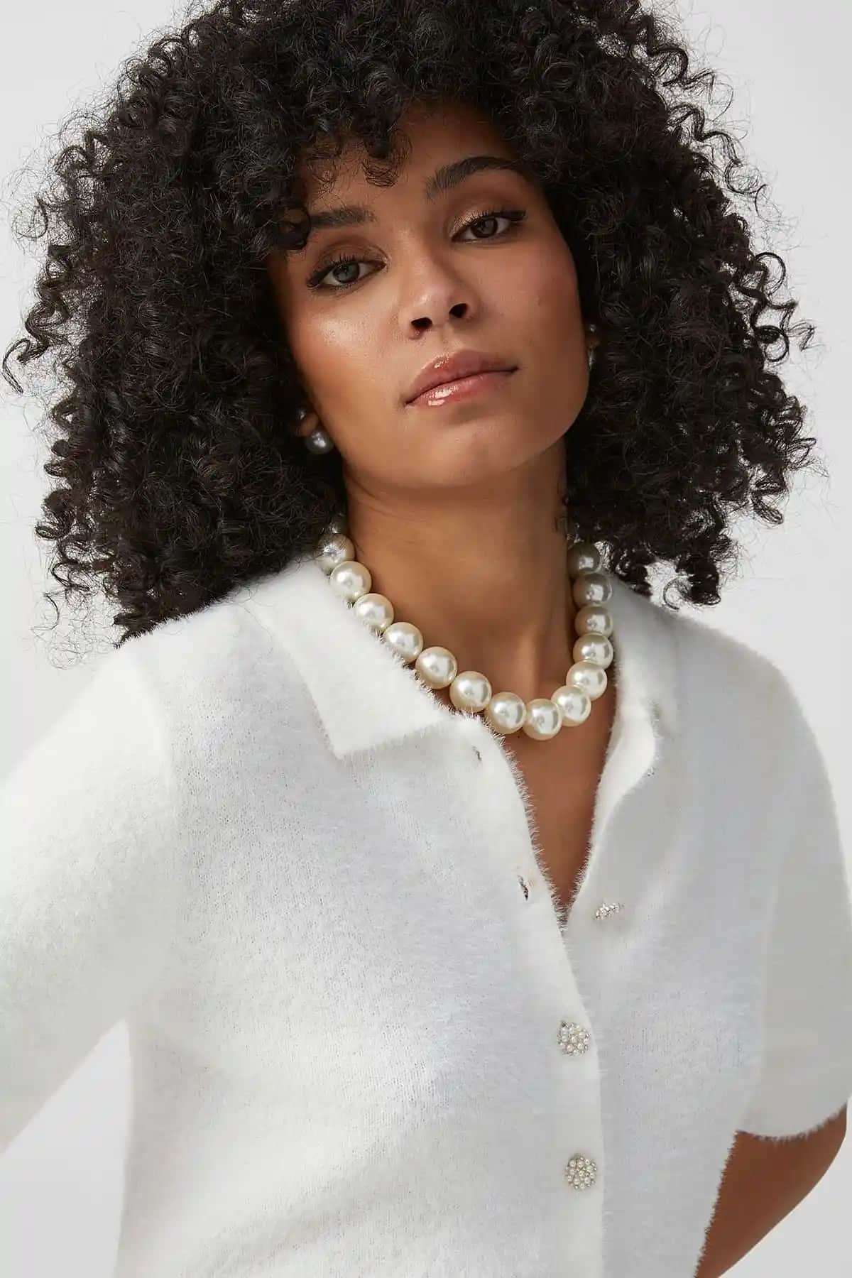 İki Şık İnci Kolye Karşılaştırması: New Obsessions ve PETEK AKSESUAR Ürünleri