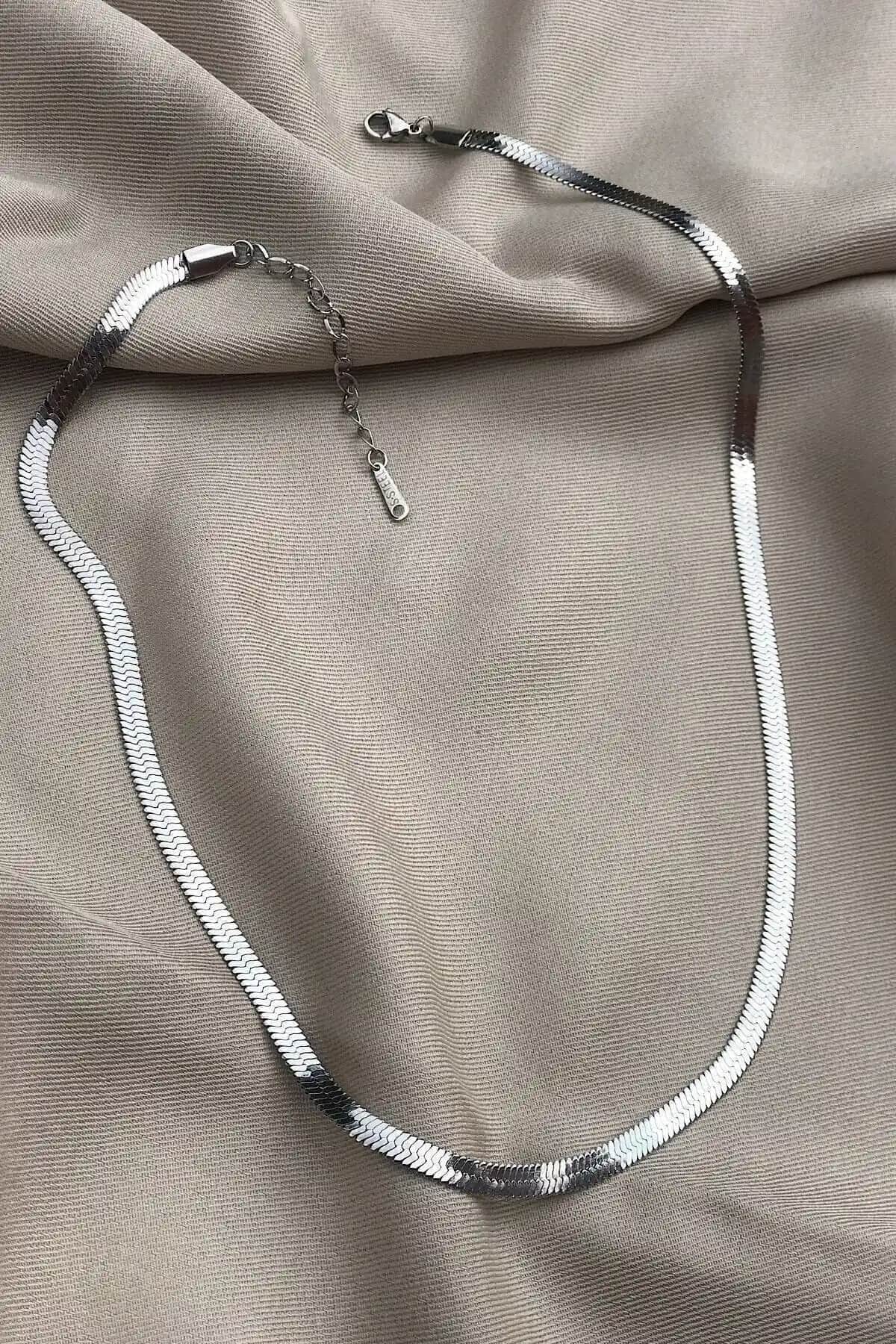 Kadın Gümüş İtalyan Zincir Kolye: Şıklık ve Dayanıklılığı Bir Arada Sunar