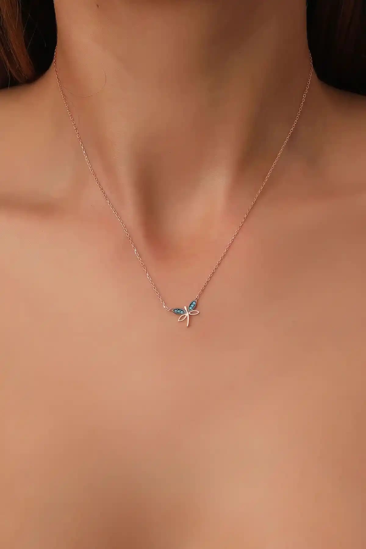 Kadın Gümüş Kolye Karşılaştırması: Yusufçuk ve Kelebek Modellerinin Özellikleri