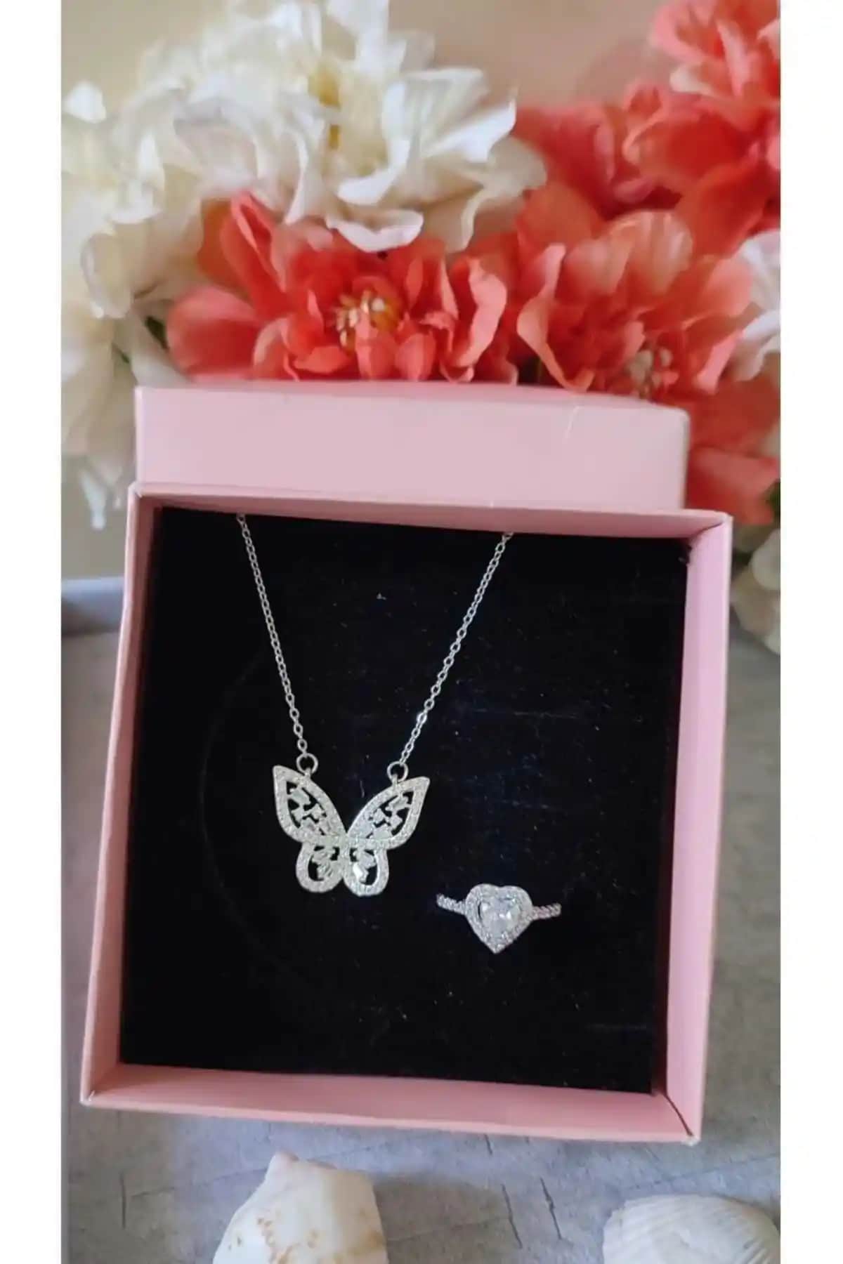 Kadın Gümüş Takı Seti: Zarif Yüzük ve Melek Kolye ile Anlamlı Hediye Alternatifi