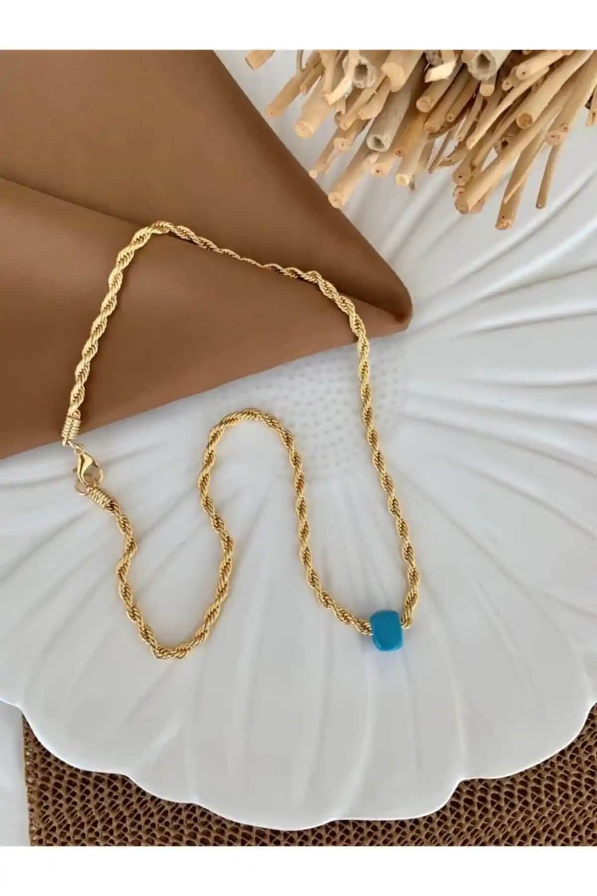 Kadın Kolye Karşılaştırması: Boncuklu ve İtalyan Zinciri Modellerinin Özellikleri