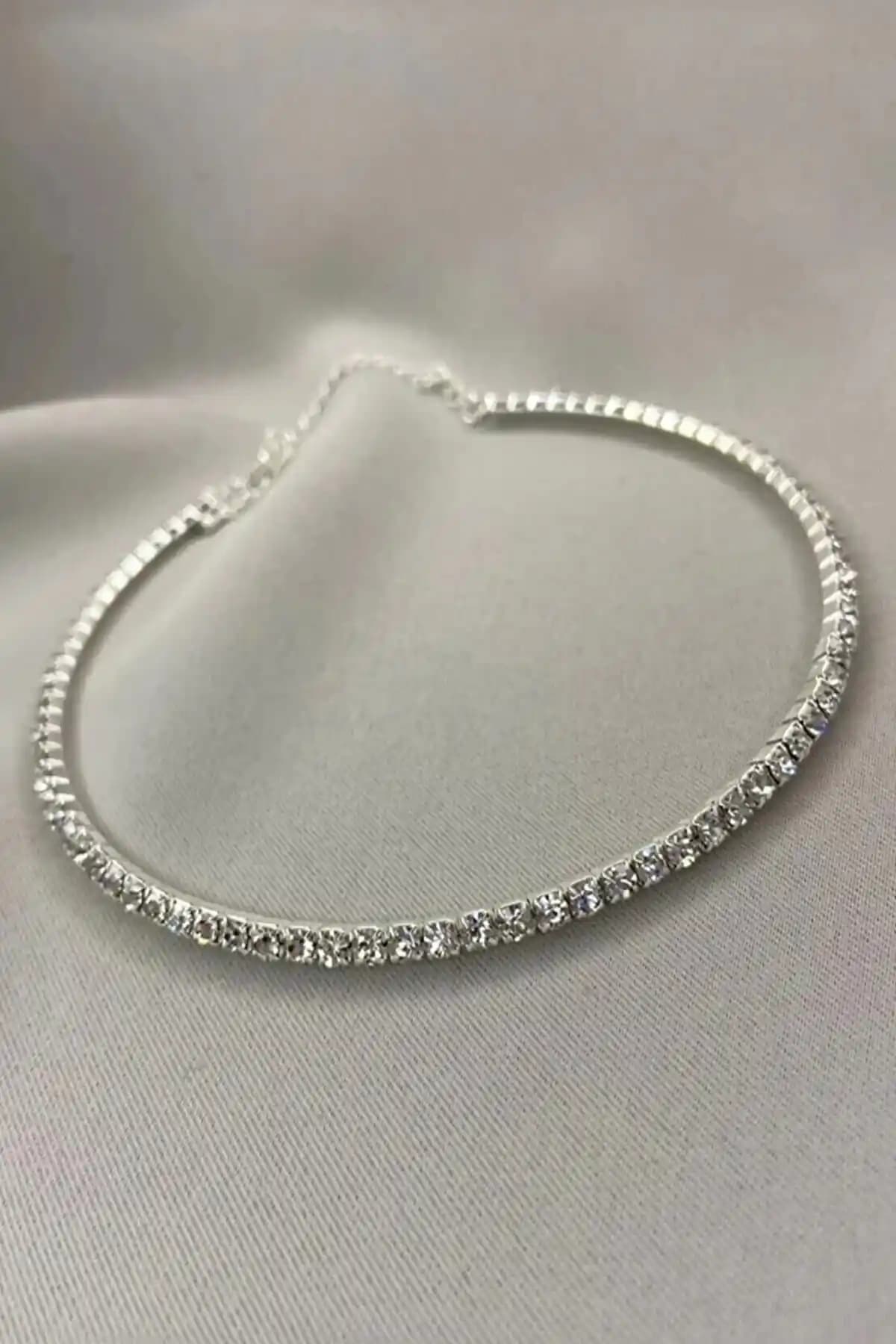 Kadın Rhinestone Choker Kolye: Şıklık ve Zarafetin Modern Buluşması
