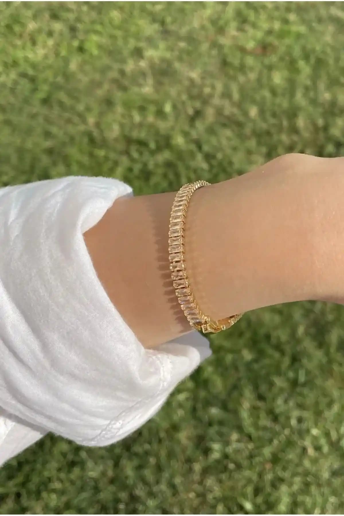 Kadın Zirkon Su Yolu Gold Bileklik: Şıklık ve Dayanıklılığı Bir Arada Sunar
