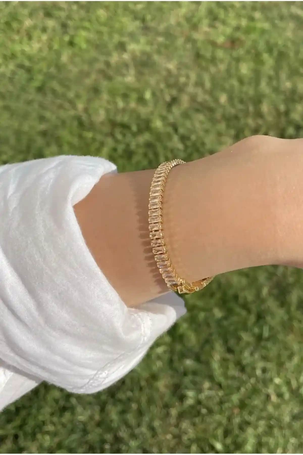 Kadın Zirkon ve Gümüş Bileklik Karşılaştırması: Şıklık ve Dayanıklılık Analizi