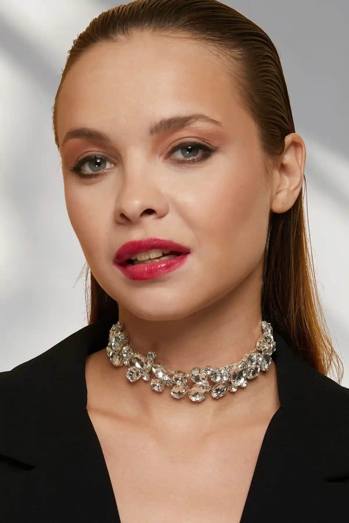 Kadınlar İçin Kristal Zirkon Taşlı Dizim Model Kolye Modern ve Zarif Tasarım