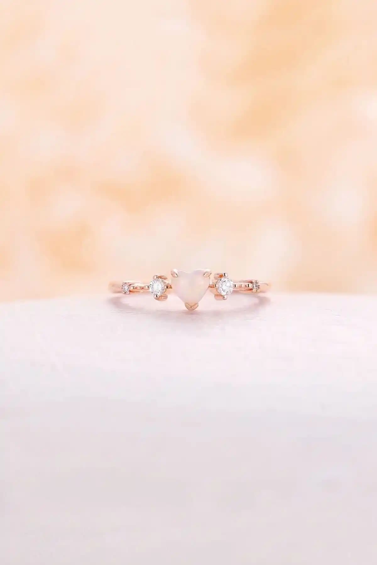 Kadınlar İçin Modern ve Şık 14K Rose Gold Kalp Şekilli Zirkon Taşlı Yüzük