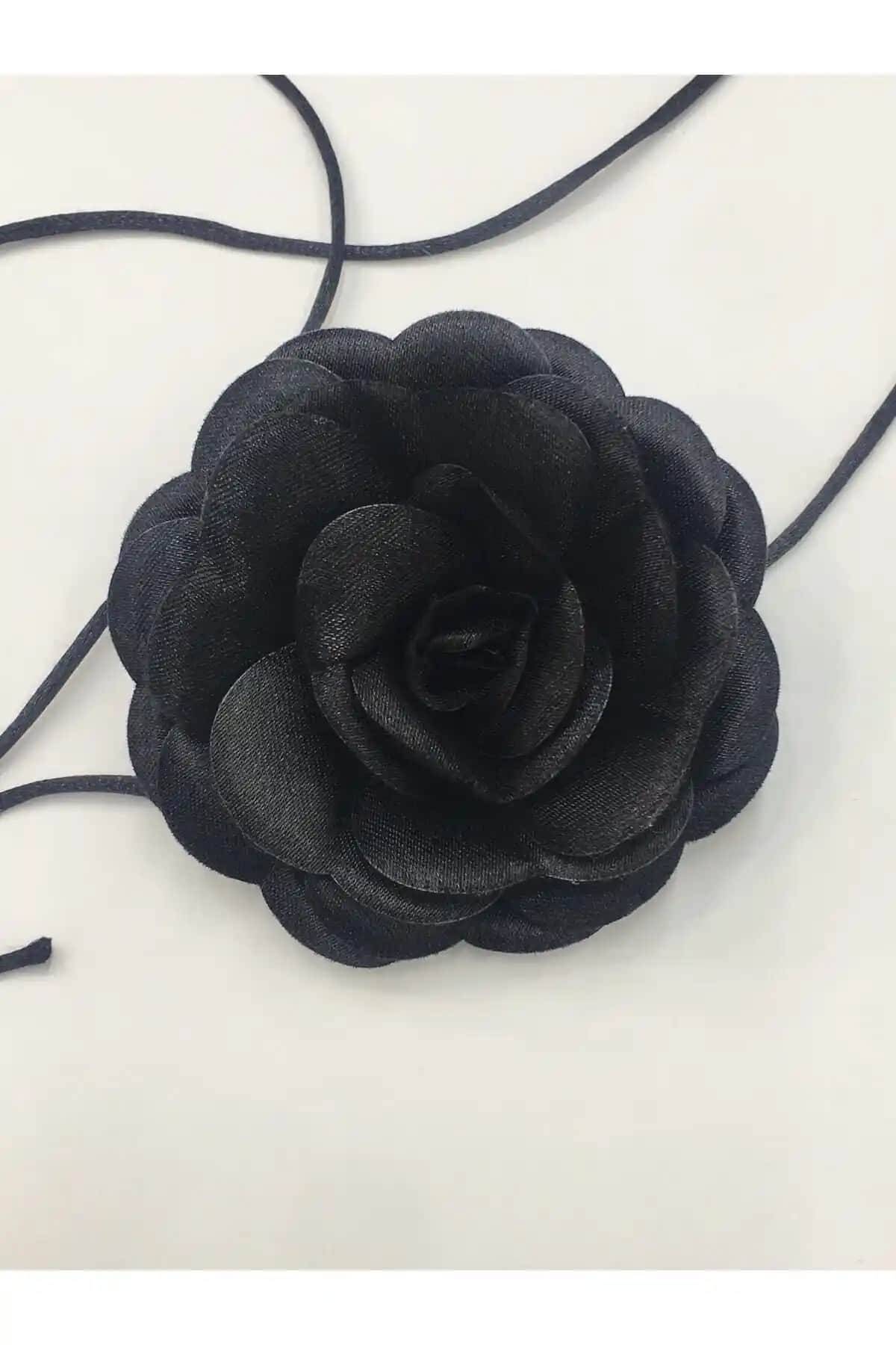 Karantuhafiye Saten Bağcıklı Kolye: Modern ve Zarif Aksesuar Seçenekleri