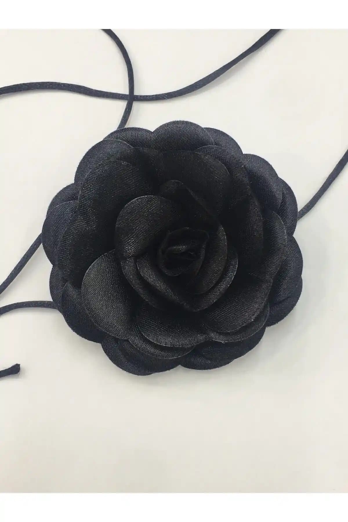 Karantuhafiye Saten Bağcıklı Kolye: Modern ve Zarif Aksesuar Seçenekleri