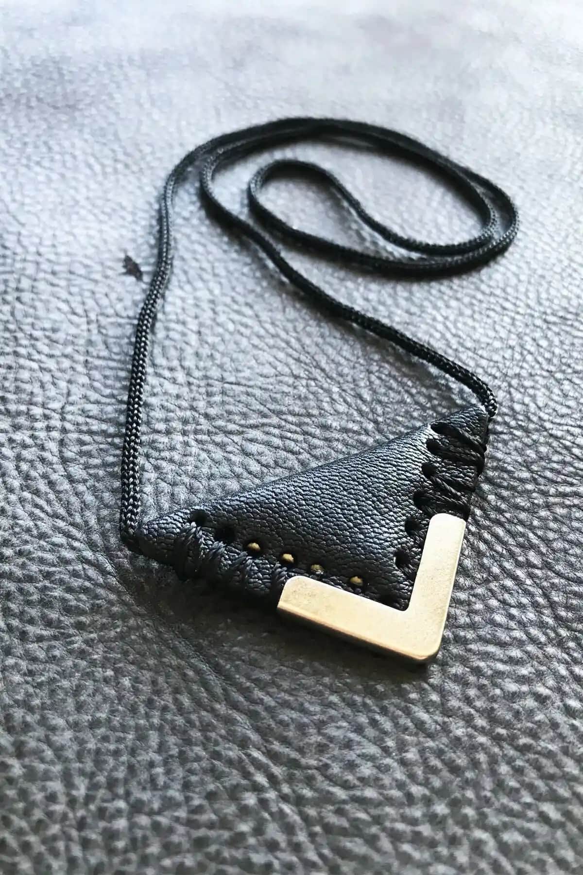 Kayı Cevşen Üçgen Kolye Karşılaştırması: Hangi Model Daha Uygun ve Kaliteli