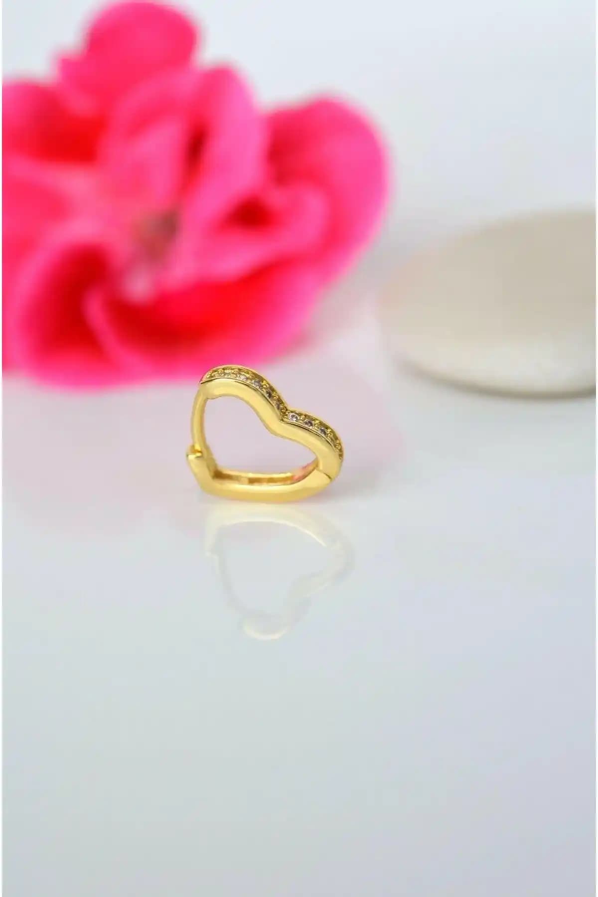 Kıkırdak küpesi, kalp tasarımı ve çok renkli seçenekleriyle şık ve dayanıklı aksesuar