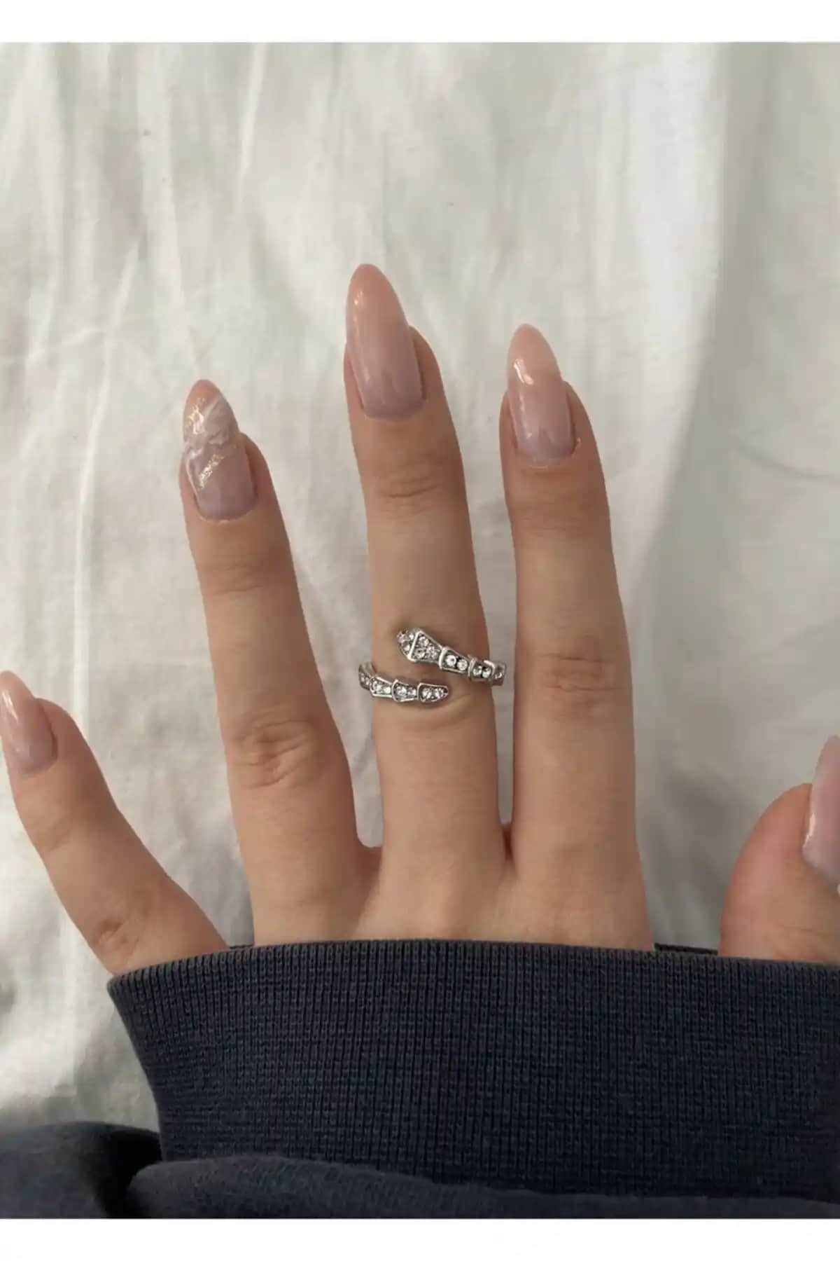 KİLİGİSTANBUL Gümüş Renk Parlak Taşlı Yılan Yüzük Modern ve Çok Yönlü Tasarım