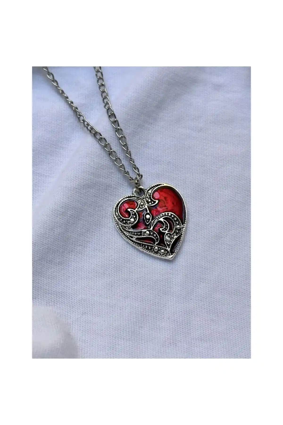 Kırmızı Kalp ve Gotik Kırmızı Haç Kolye Karşılaştırması: Stil ve Tasarım Analizi