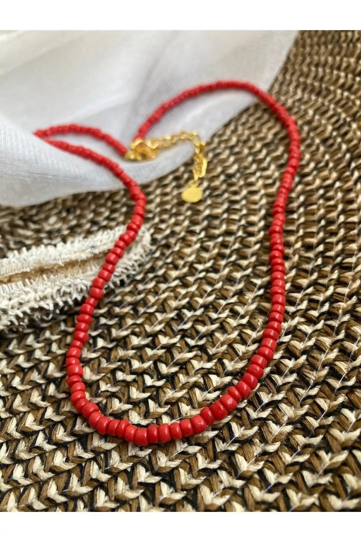 Kosovalı Kırmızı Sade ve Şık Boncuk Kolye: Zarif ve Dayanıklı Aksesuar Seçeneği