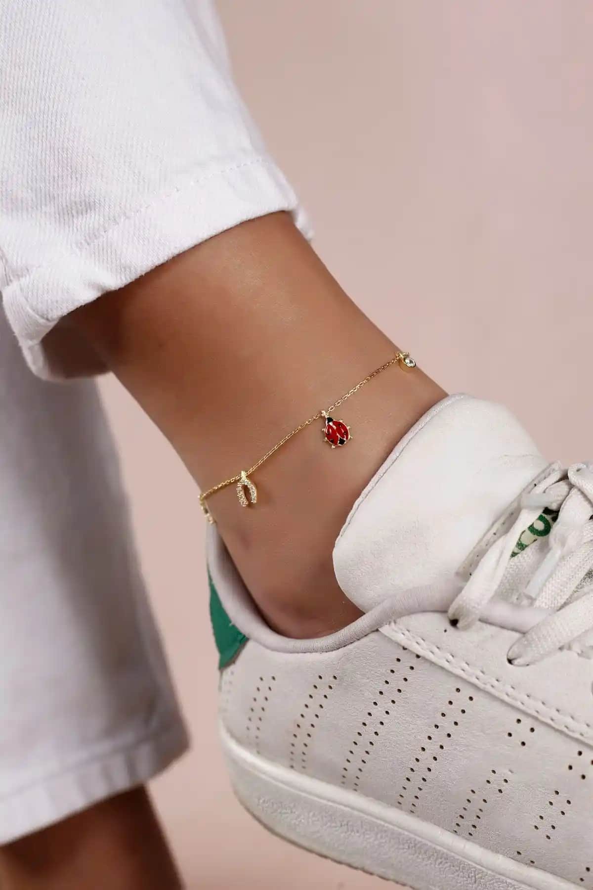 Lia Berto Altın Kaplama Uğur Böcekli Halhal Şıklık ve Anlamı Bir Arada Sunar