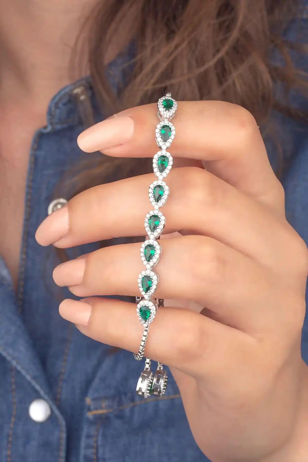 Miavi Silver 925 Ayar Gümüş Damla Zümrüt Taşlı Asansörlü Bileklik Özellikleri ve Kullanım İpuçları