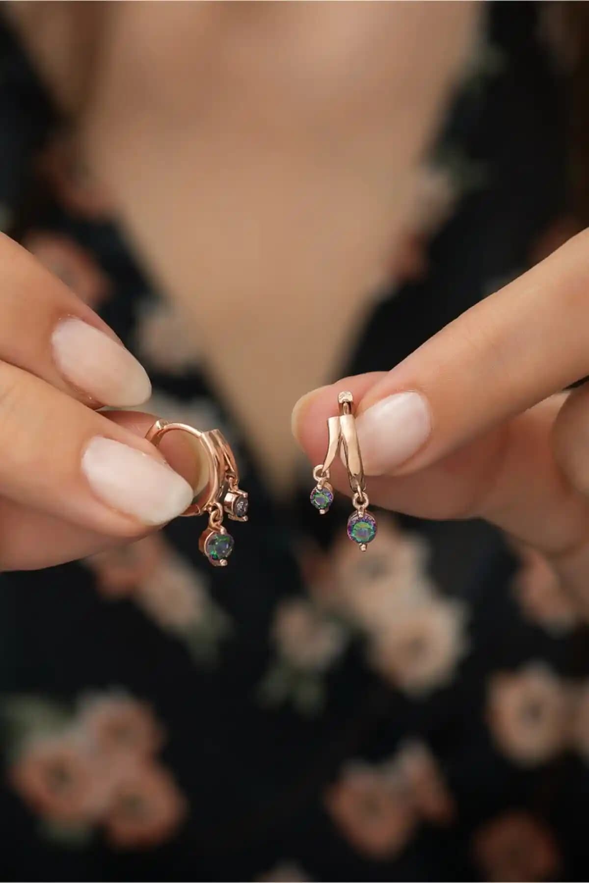 NEREZE 925 Ayar Çift Mistik Topaz Taşlı Küpe Şıklık ve Zarafetin Modern Yansıması