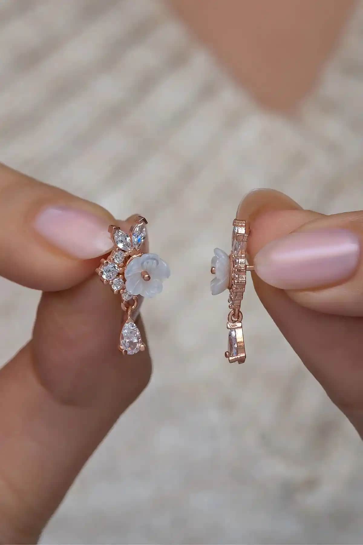 NEREZE 925 Ayar Gümüş Damla Tektaş Manolya Çiçeği Küpe Şık ve Hafif Tasarım