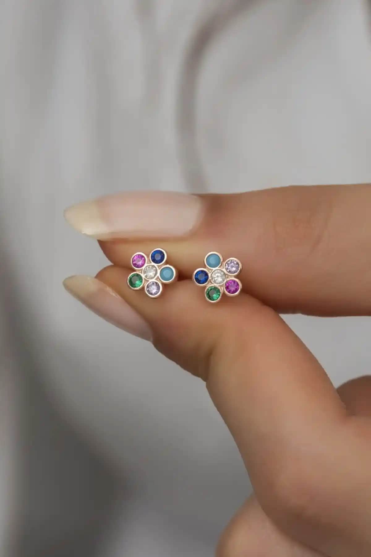 NEREZE 925 Ayar Gümüş Kır Çiçeği Küpe Modern ve Zarif Tasarım