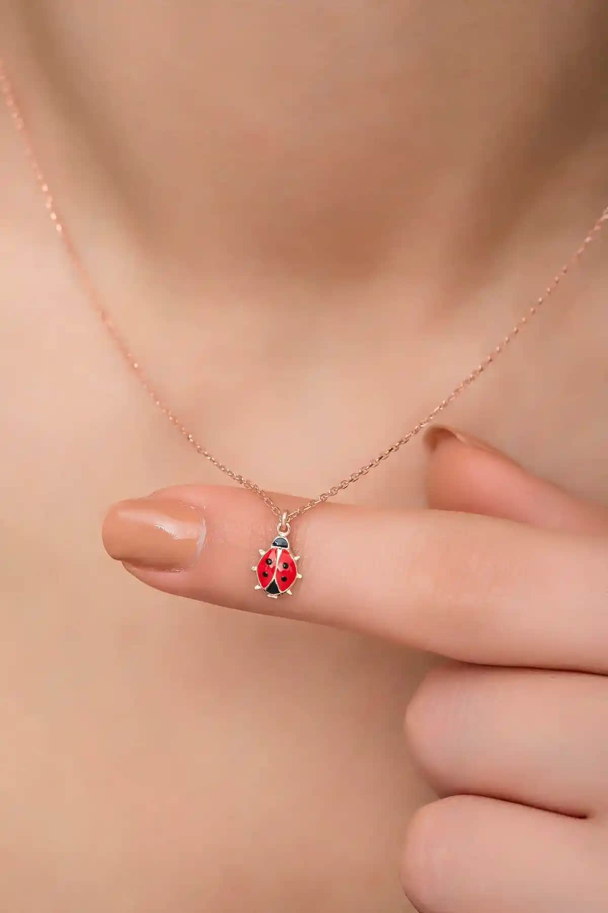 NEREZE 925 Ayar Gümüş Kırmızı Mineli Uğur Böceği Kolye Zarif ve Şık Tasarım